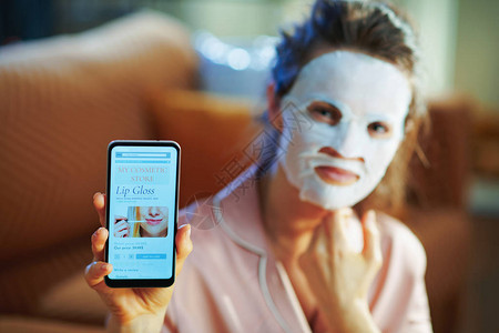 在现代家居中展示智能手机与美容化妆在线图片