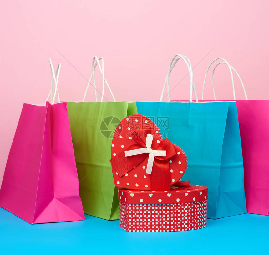 红纸箱带有礼品和纸袋用于粉红色蓝图片
