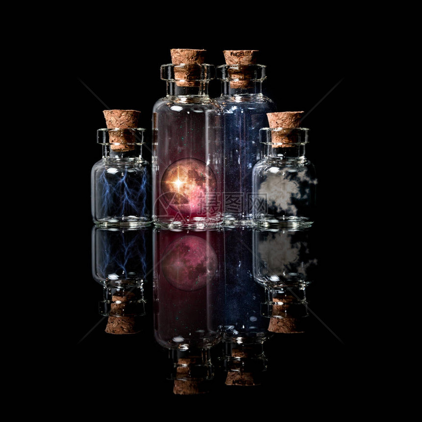 黑色镜面上的科学烧瓶中的天文和天气现象图片
