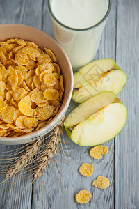 带牛奶苹果和玉米片的健康的早餐顶端图片