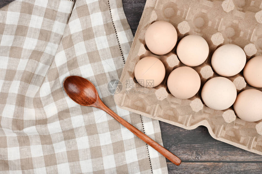 木桌上放着鸡蛋的托盘从上面查看木桌上放着鸡蛋的生态托盘图片