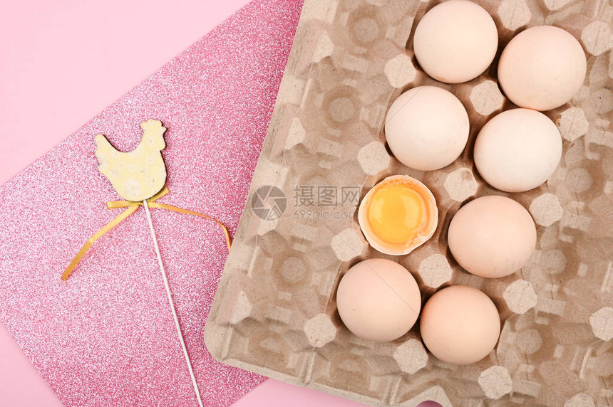 复活节粉红色木勺上的鸡蛋白色和粉红色背景上的一盘鸡蛋带睾丸的生态托盘简约趋势图片