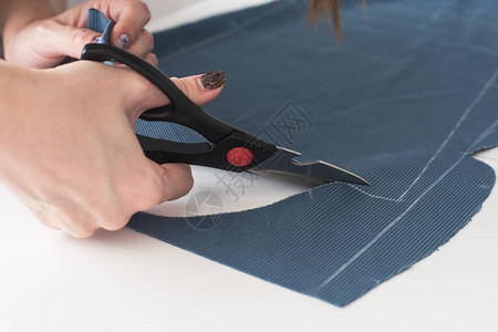 女裁缝用剪刀布织物图片