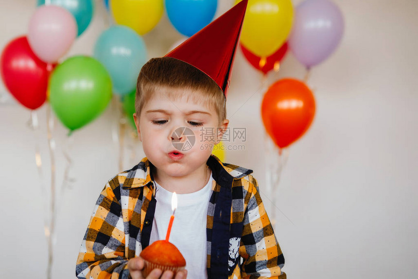 戴帽子的男孩在蛋糕上图片