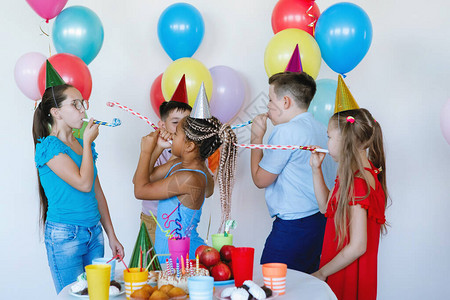 孩子们在生日庆典上用球帽子甜背景图片