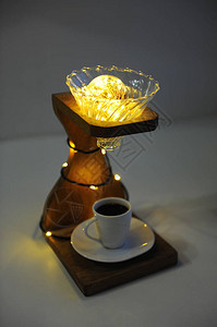 由滴漏咖啡架v60滴头和灯制成的创意艺术手工灯下板的一杯黑咖啡特色第图片