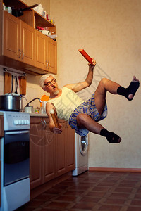 漫画老人在厨房里飞翔他手里有食物厨房图片