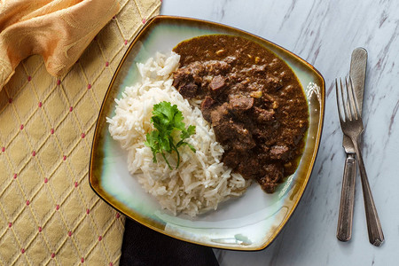 印度肉肝咖喱鸡肉和烤肉饭图片