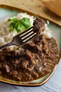 印度肉肝咖喱鸡肉和烤肉饭图片