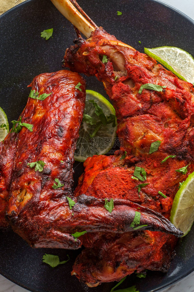 印度菜辣红色坦多图片