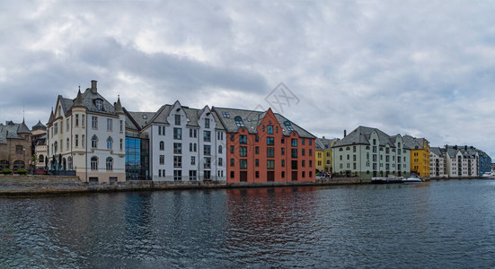 挪威西海岸奥勒松港口小镇风景如画的夏日景色图片