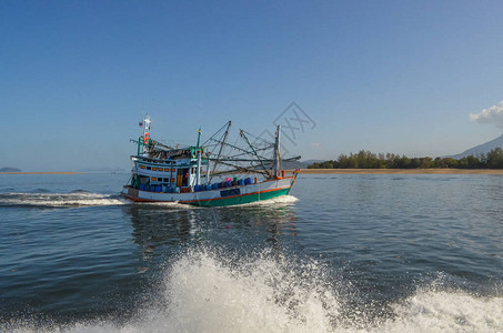 泰国攀牙湾的泰国渔船图片
