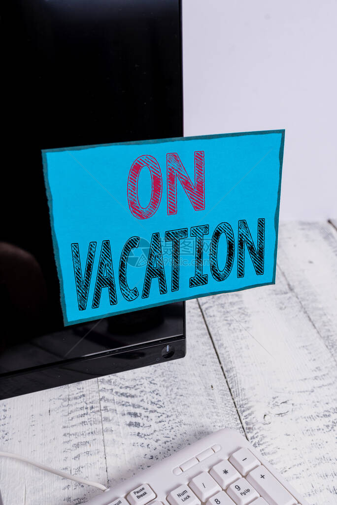 文字写作文本在度假商务照片展示时间远离家庭或商务旅行或娱乐贴在白色附近的黑色电脑显示器屏图片