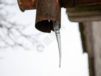 排水管上的熔化冰柱Thaw温度波动和图片