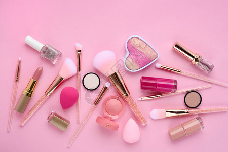 粉红色背景上的化妆刷和装饰化妆图片
