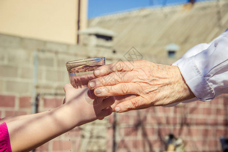 外婆给孩子一杯干净的水有图片