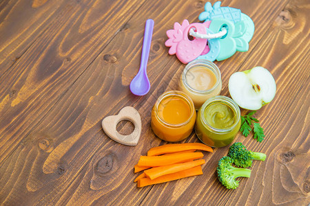 婴儿食物罐子里的蔬菜和水果图片