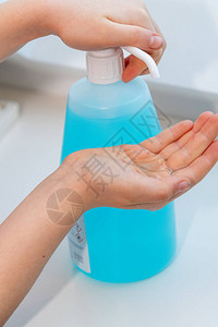 儿童使用水醇凝胶洗手以预防疾病图片