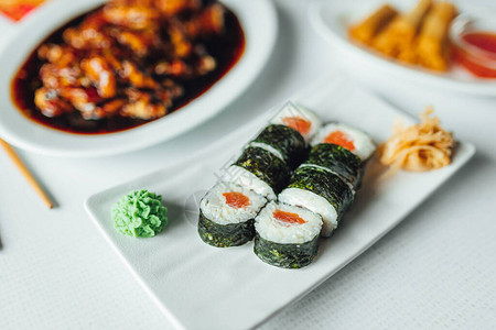 白色盘子有传统寿司亚人图片