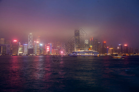游戏中时光倒流香港船只在夜间浓雾中驶向中西区灯火通明的建筑图片