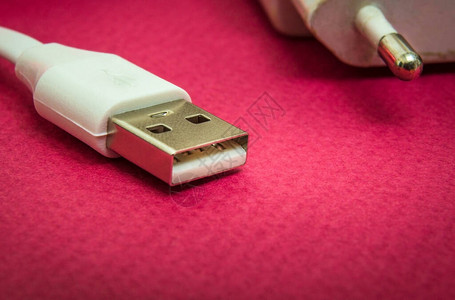 红色表面的USB充电器缆图片
