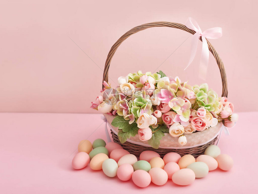 春假概念与复制空间模板复活节贺卡复活节彩蛋和鲜花复活节装饰用鸡蛋粉红色背景上有鲜花和鸡蛋图片