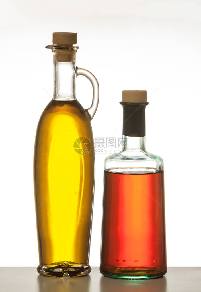 孤立的橄榄油和醋瓶带软木塞的透明玻璃瓶与白色背景隔离特级初榨橄图片