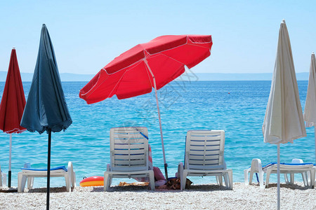 红沙滩伞和护身符背景图片