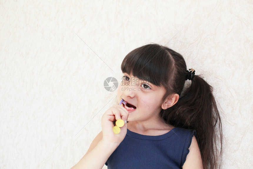 口腔张开的儿童打扫破牙齿图片