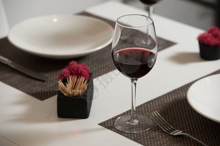 玻璃器皿和餐具用于餐饮活动晚餐杯酒图片