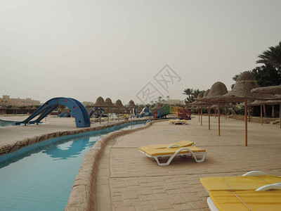 清晨在埃及南西奈沙姆伊赫度假旅馆的红海旁边图片