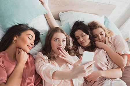 金发女孩在单身派对上和熟睡的多种族朋友上床自图片