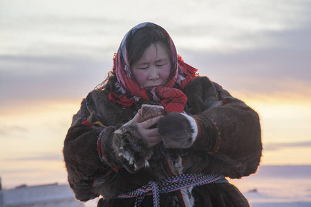 一个穿着民族服装的女人图片