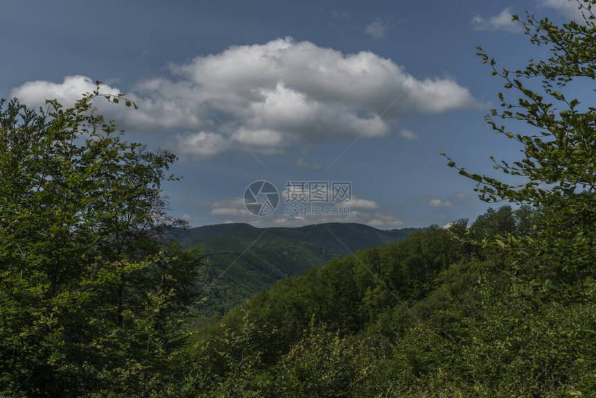 夏季热彩日Kysak站附近有图片