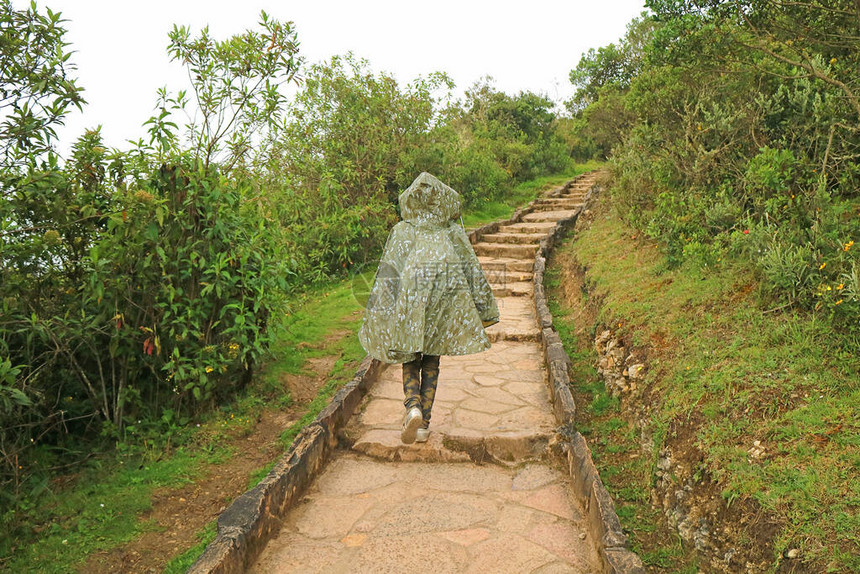 在秘鲁北部亚马孙地区Kuelap考古园区雨前石路上行走的女旅行者Ruela图片
