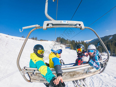 滑雪缆车的朋友们自拍冬季度假胜地图片