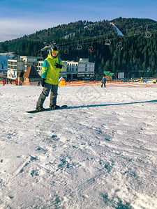男子在雪山地滑雪渡冬假站图片