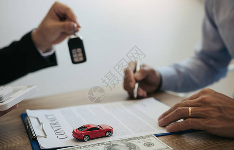 新买车者签署合同文件图片