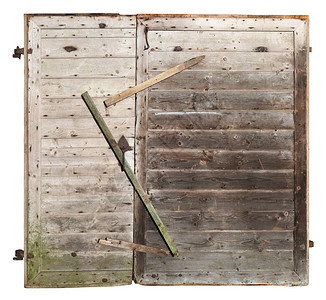村庄谷仓的木制门被关闭并图片