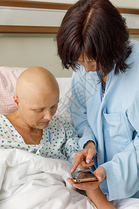 化疗病人躺在医院病床上图片