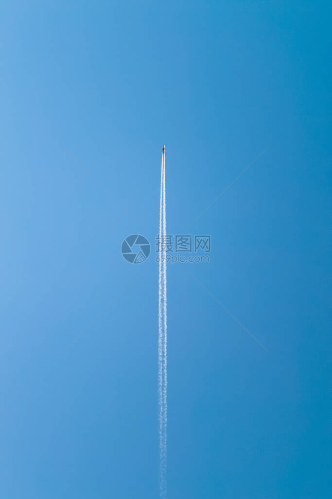 清晰的蓝天空和垂直的飞机轨迹自然背景带有复制空图片