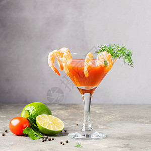 鸡尾西红柿虾柠檬汁和精美玻璃的配料图片