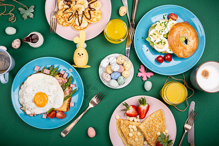 复活节配满早餐的成份是炒鸡蛋贝郁金香煎饼烤面包和煎蛋绿白背景图片