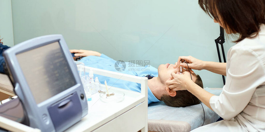 验光师实验室的眼科医生与男患者男眼保健医疗诊图片