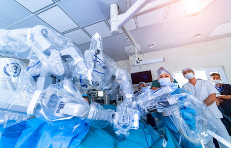 医院的手术室配有机器人技术设备图片
