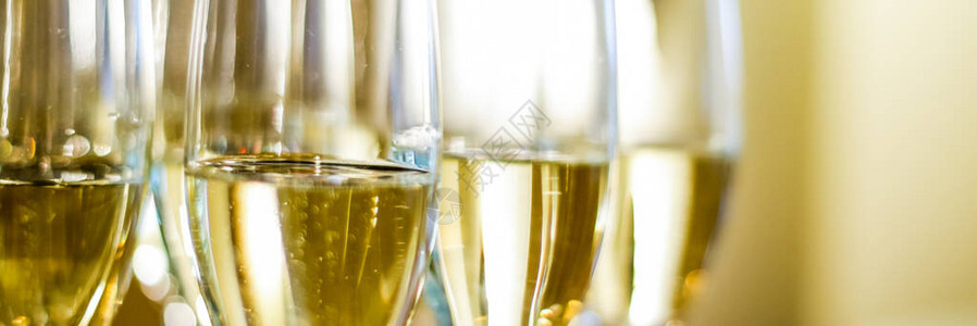 饮料庆祝和奢华概念在慈善活动时将香槟玻璃杯和鲜红图片