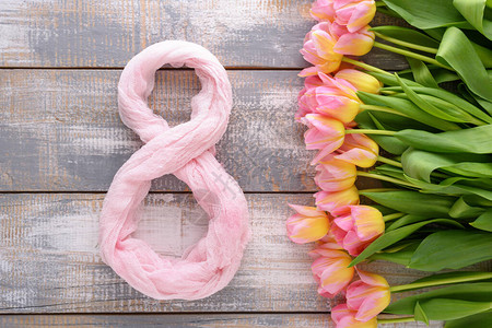 3月8日的春假粉红郁金香妇女节和木制背景第8号妇女节图片