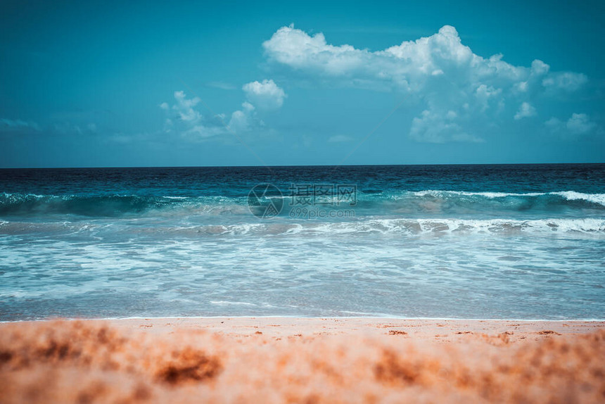 平静的大海和蓝天背景图片