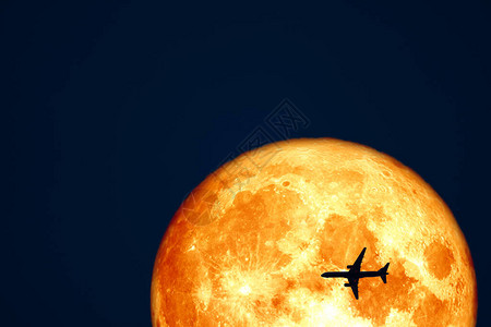 全乌鸦血月和夜空中的休眠飞机由美国航天局提供的图片