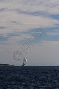 乘着白帆的游艇在公海上与Reg图片